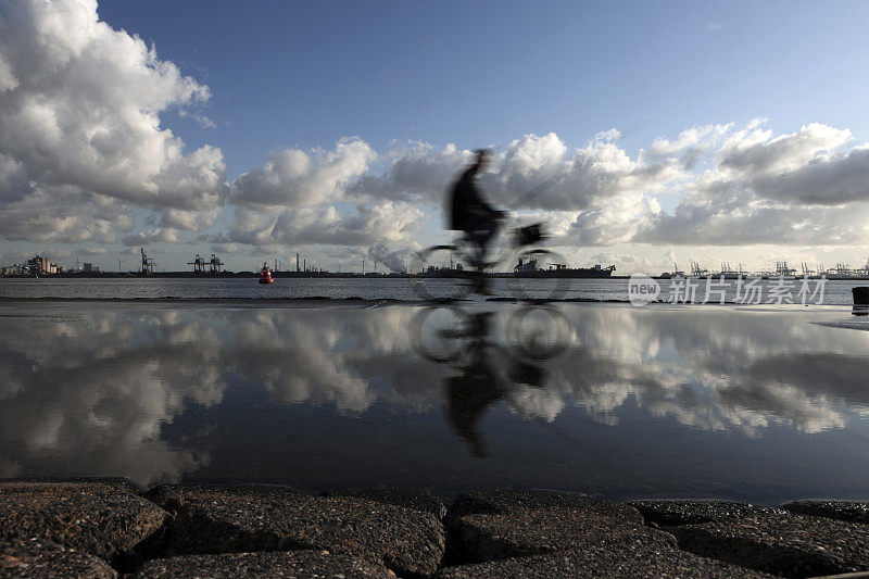 骑自行车的人沿着Nieuwe Waterweg河